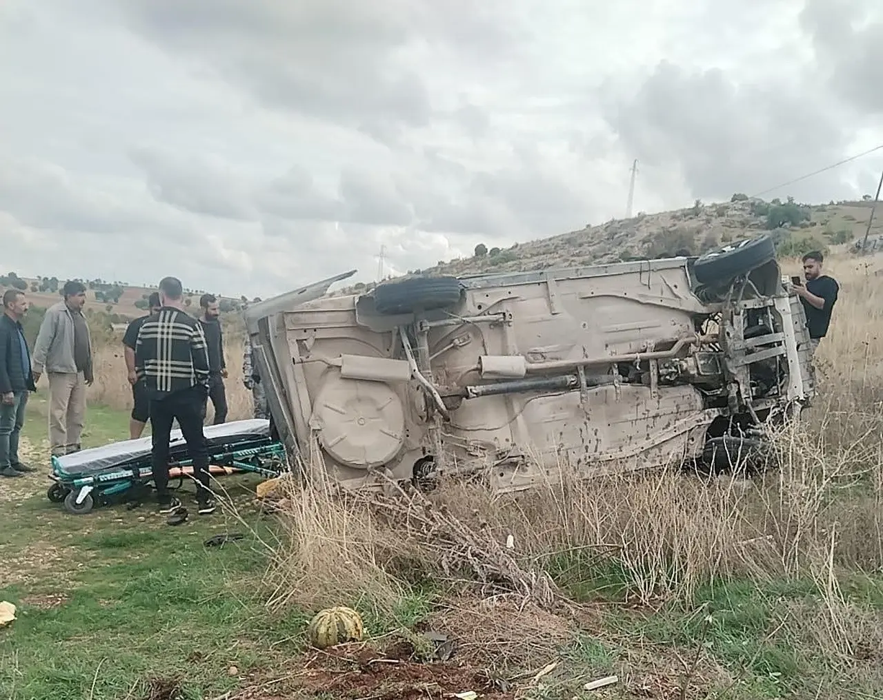 Şarampole yuvarlanan otomobil ve olay yerinde müdahale yapan sağlık ekipleri