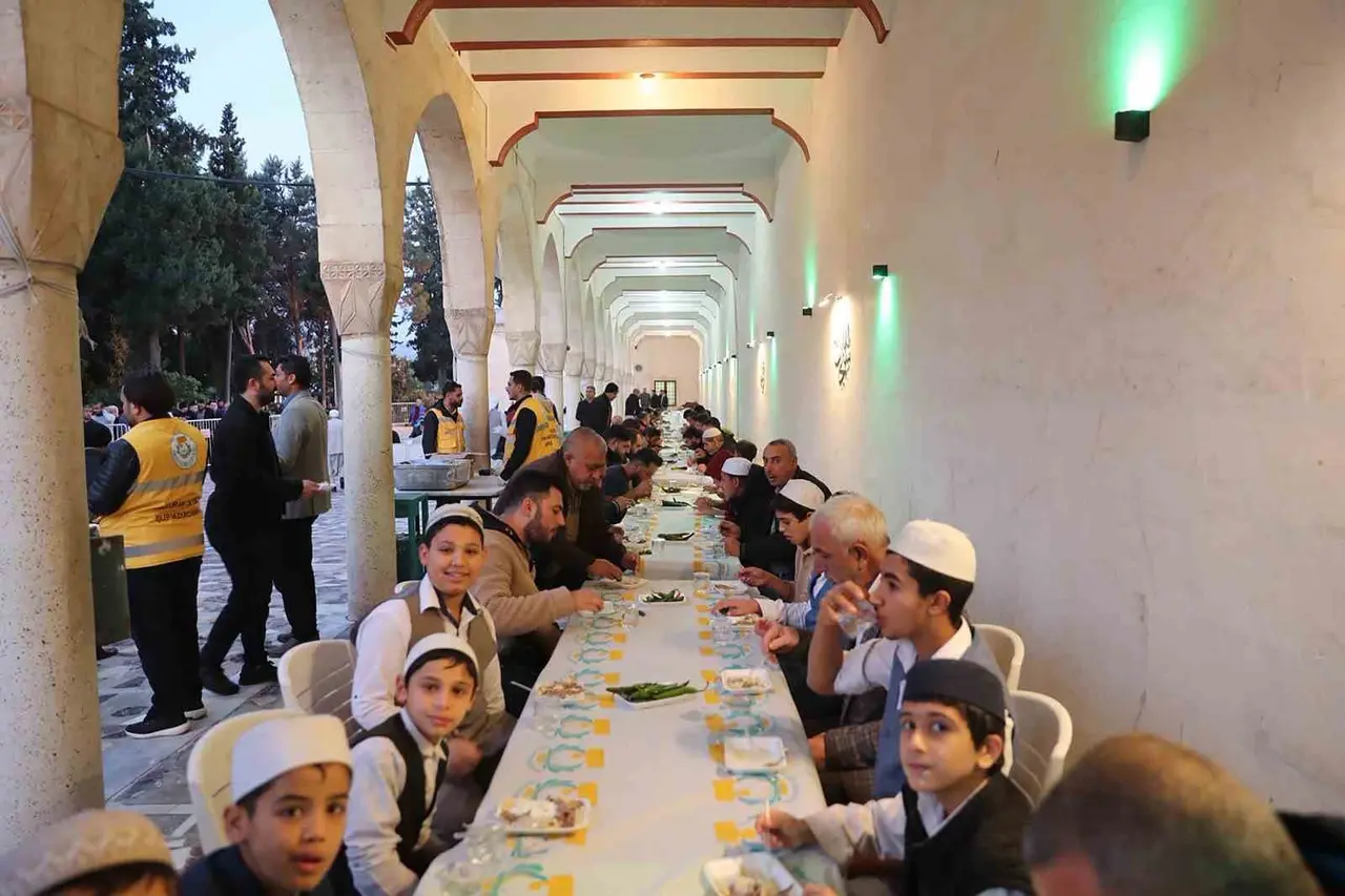 Şanlıurfa’da cami avlusunda düzenlenen geleneksel tirit ikramında aynı sofrada buluşan vatandaşlar
