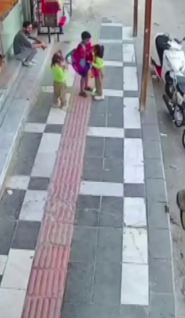 Şanlıurfa’da okul yolunda kardeşlerinin çantalarını taşıyan ağabey görüntülendi