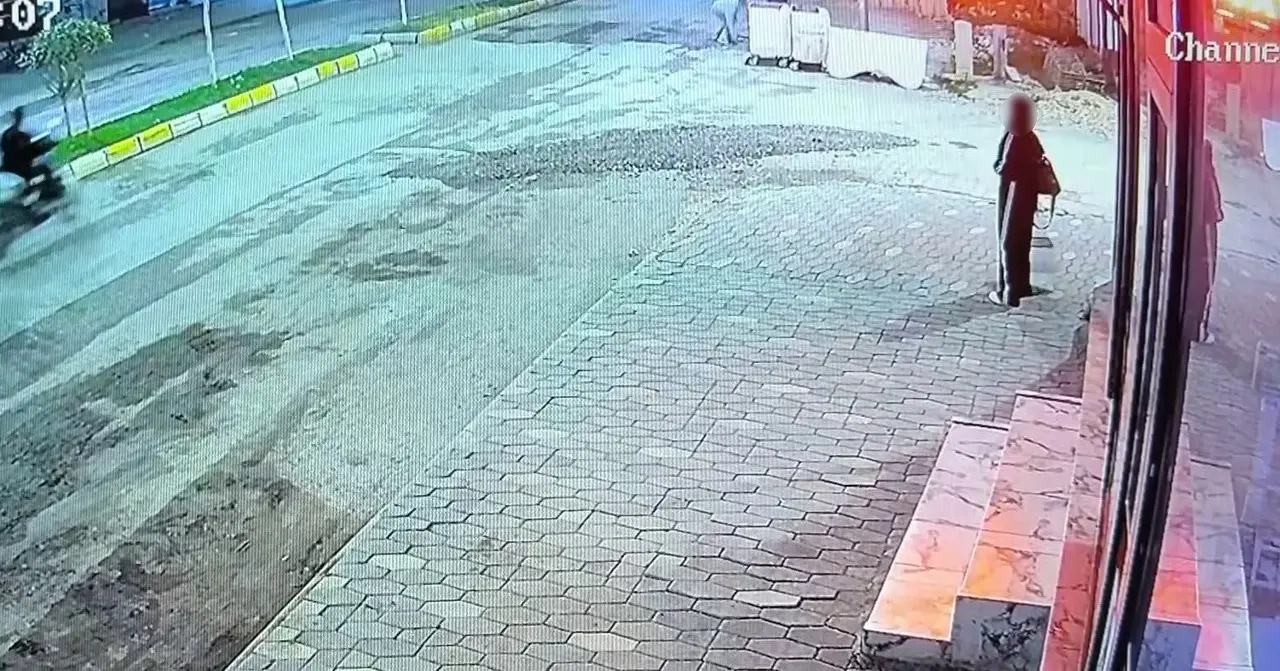 Adıyaman’da kaldırımda yemek yiyen kediye taşlı saldırı görüntülendi