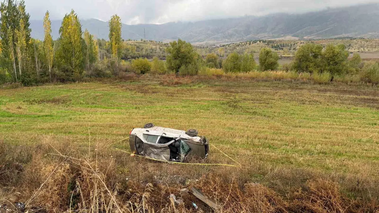 Doğanşehir’de kontrolden çıkan otomobil şarampole devrildi: 2 yaralı
