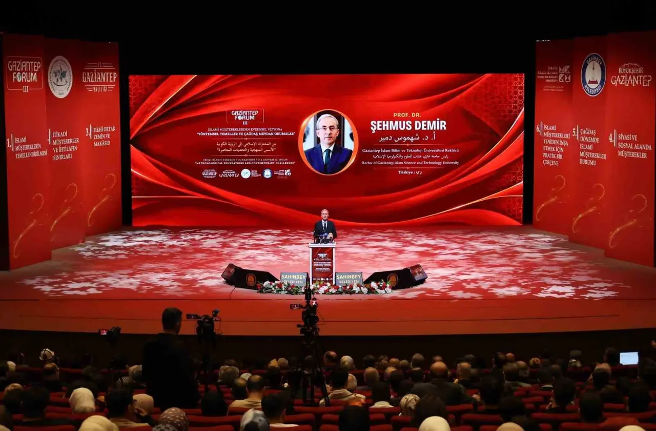 Gaziantep Forum 3 toplantısında akademisyenler ve katılımcılar