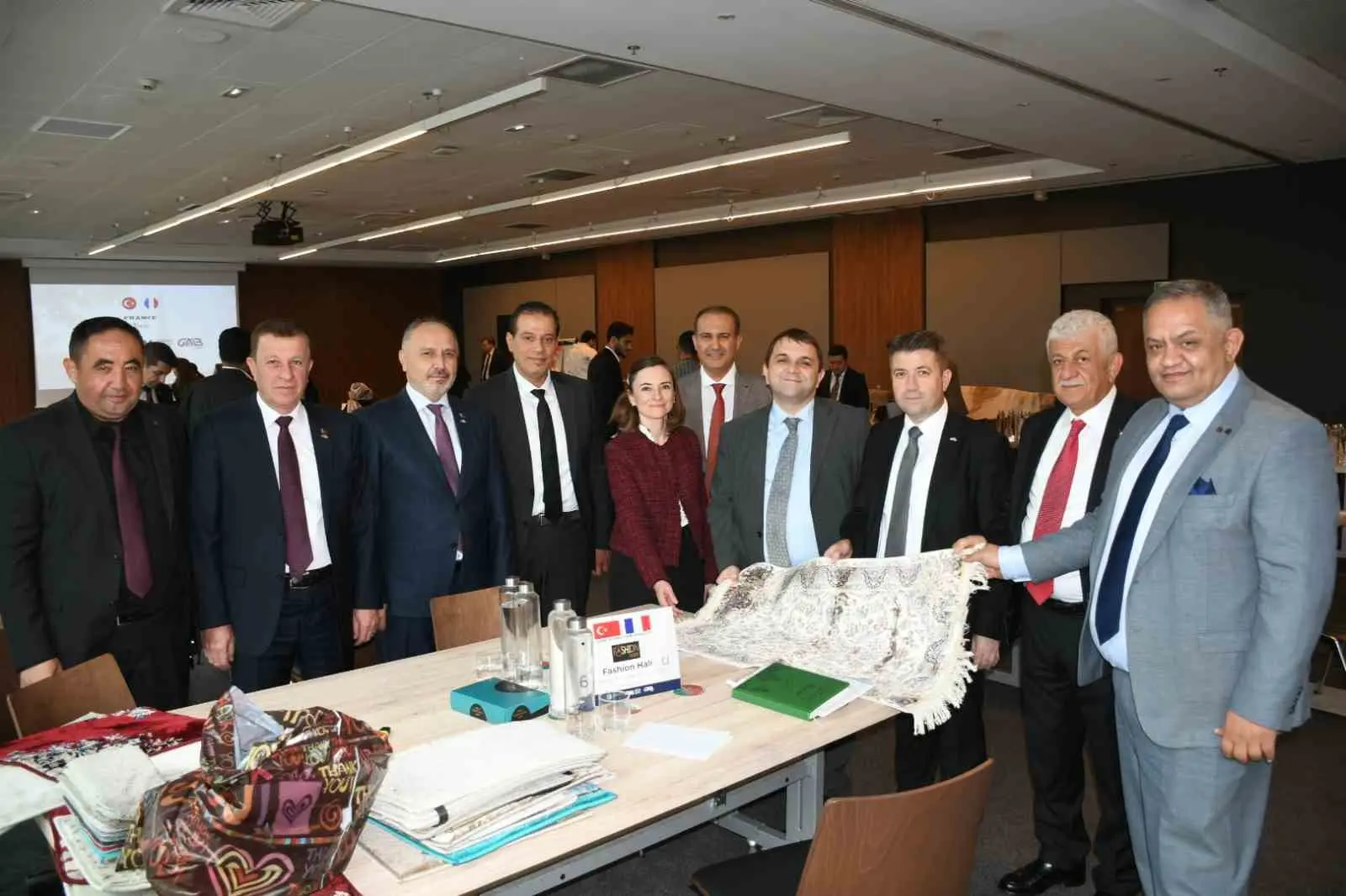 Paris ve Milano’daki iş görüşmelerinde sergilenen Türk halılarından ve 2027 koleksiyonlarından görsel
