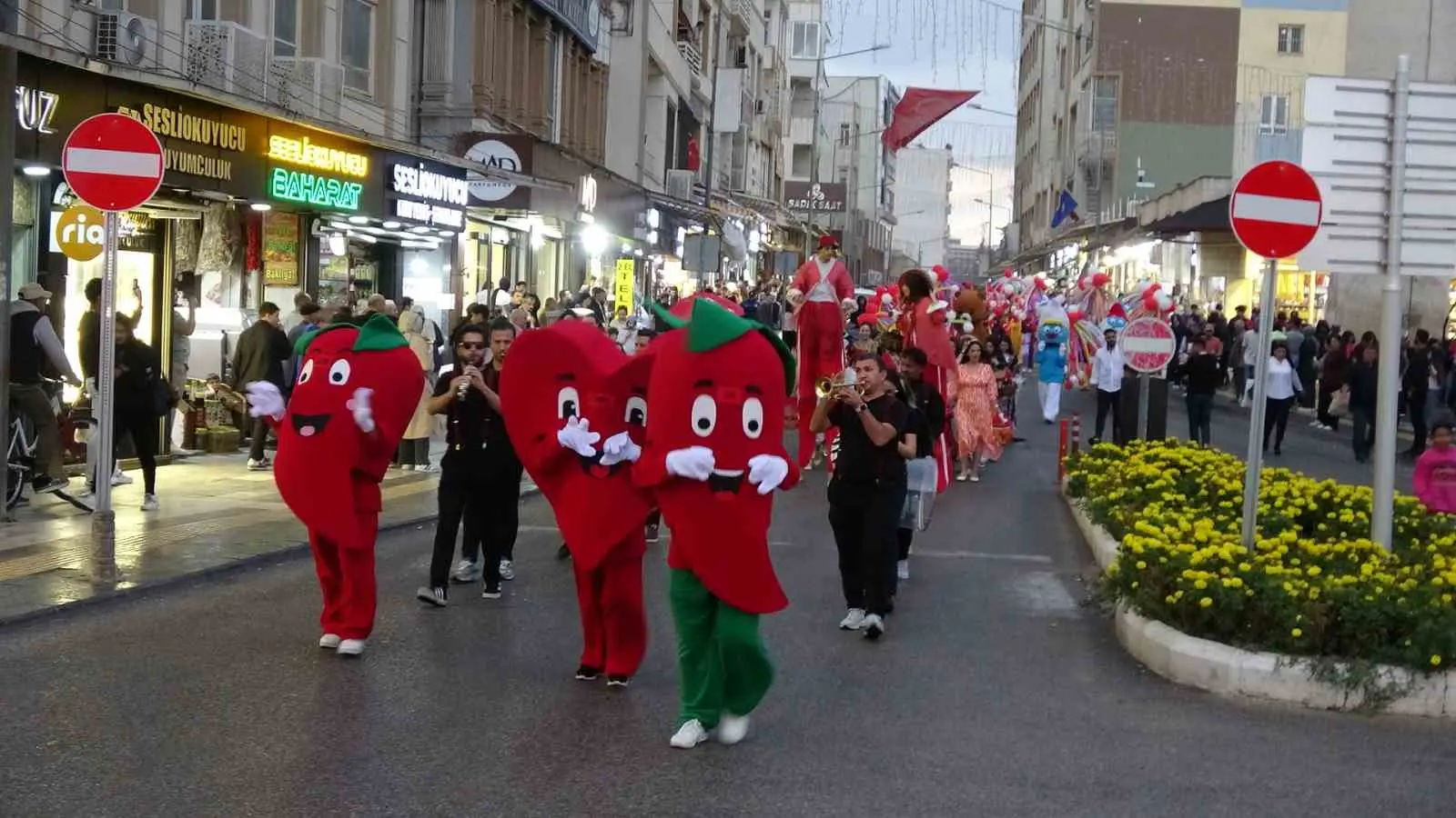 Kilis Biber Festivali yürüyüşü ve konser programından kalabalık etkinlik görüntüsü