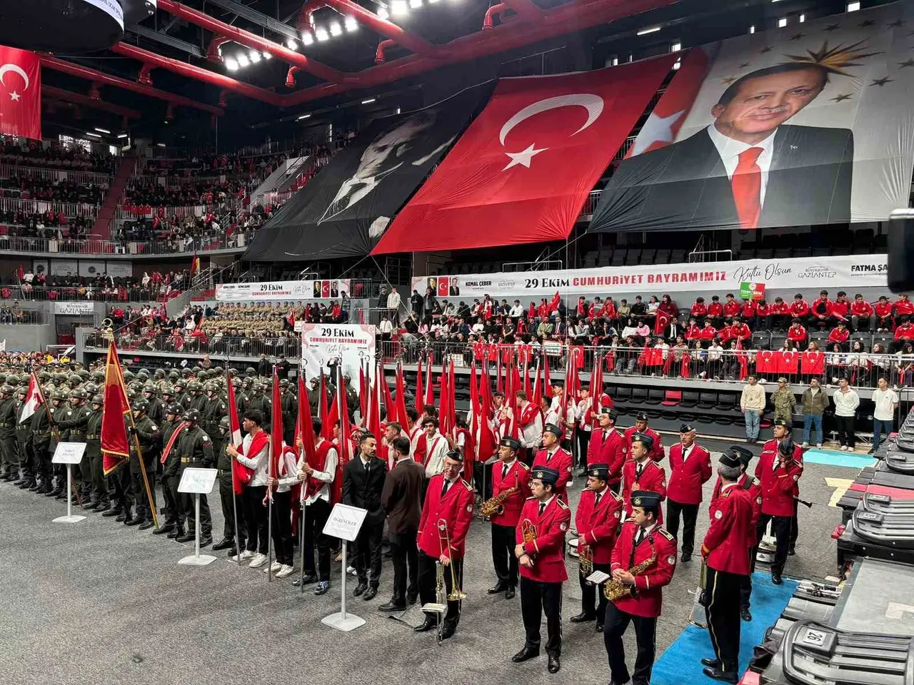 Kamil Ocak Kapalı Spor Salonu’ndaki 29 Ekim Cumhuriyet Bayramı kutlama programı