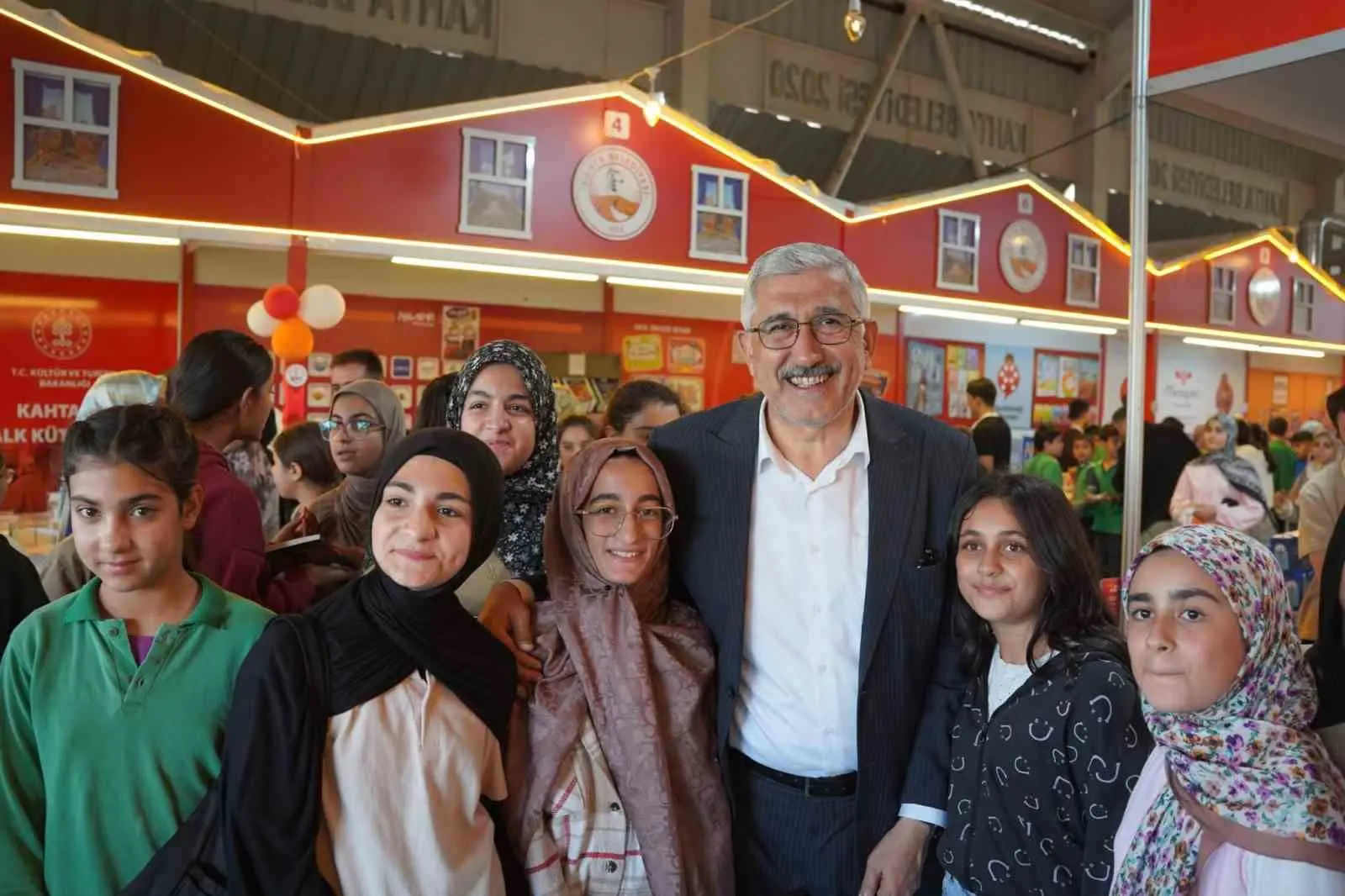 Kâhta Kitap Günleri’nde yazarlar, yayınevleri ve ziyaretçilerin yer aldığı etkinlik alanı