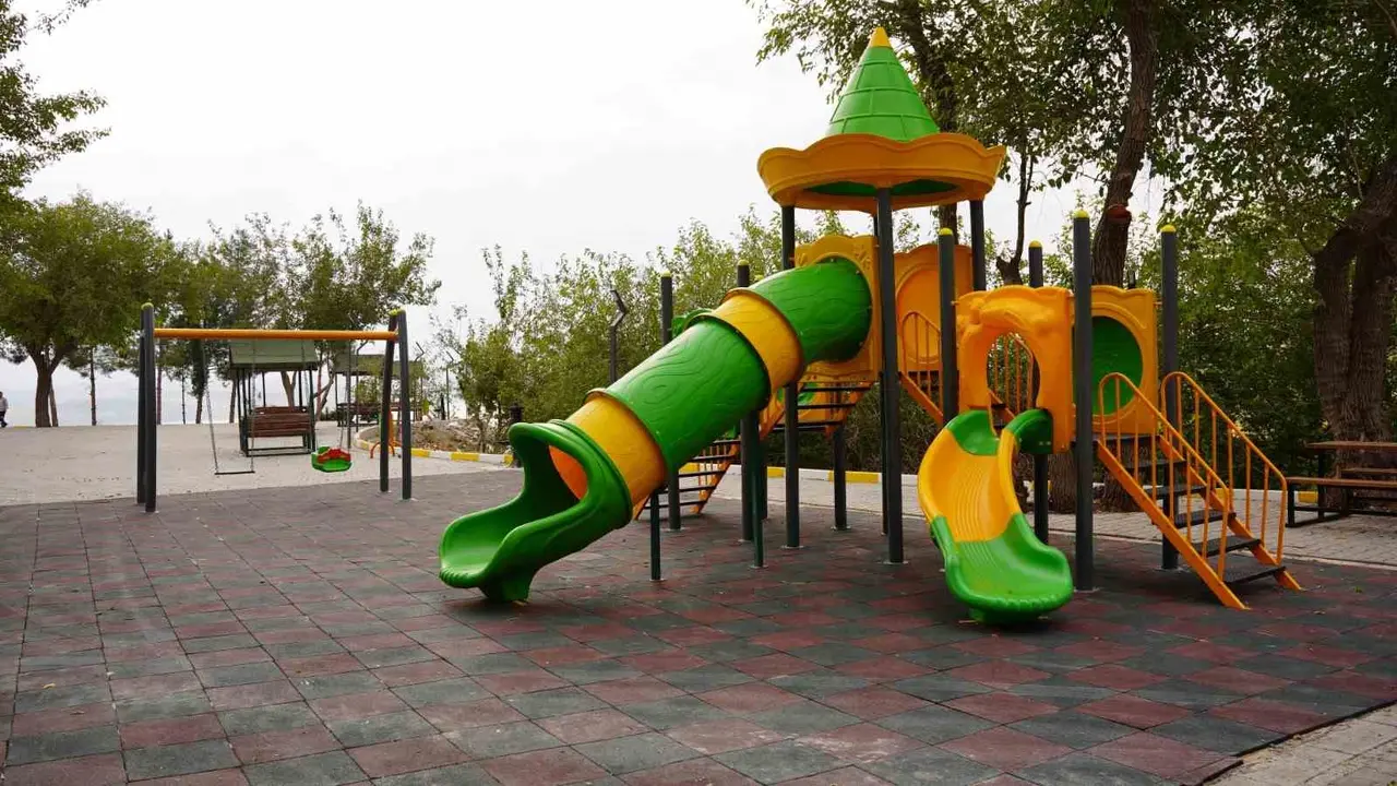 Ebu Sadık Ziyareti’nde yenilenen alan, parke taşları, kamelyalar ve sosyal donatılarla birlikte görüntüleniyor.