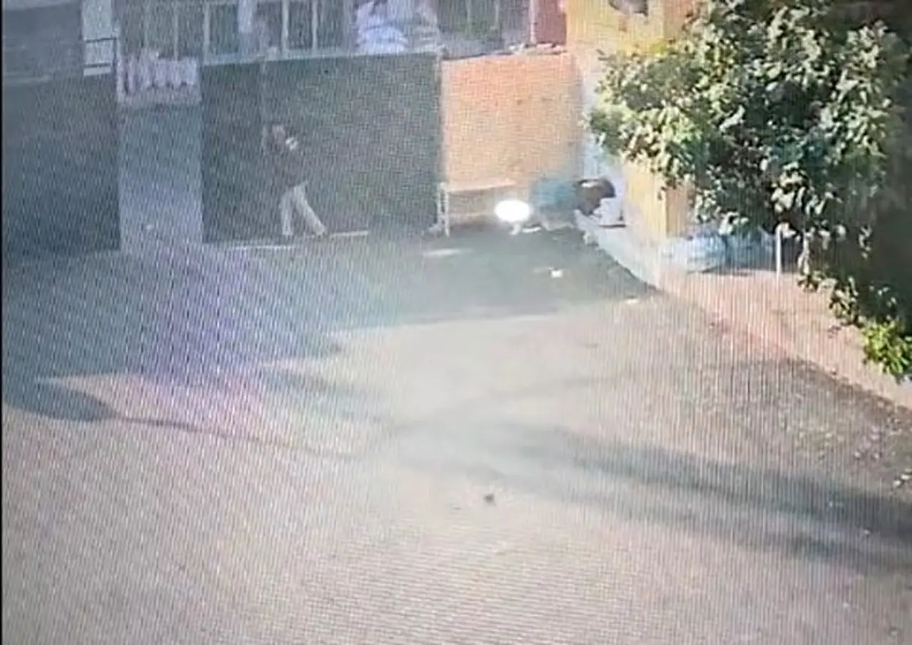 Nizip'te demir kapının altında kalan hal bekçisi yaralandı