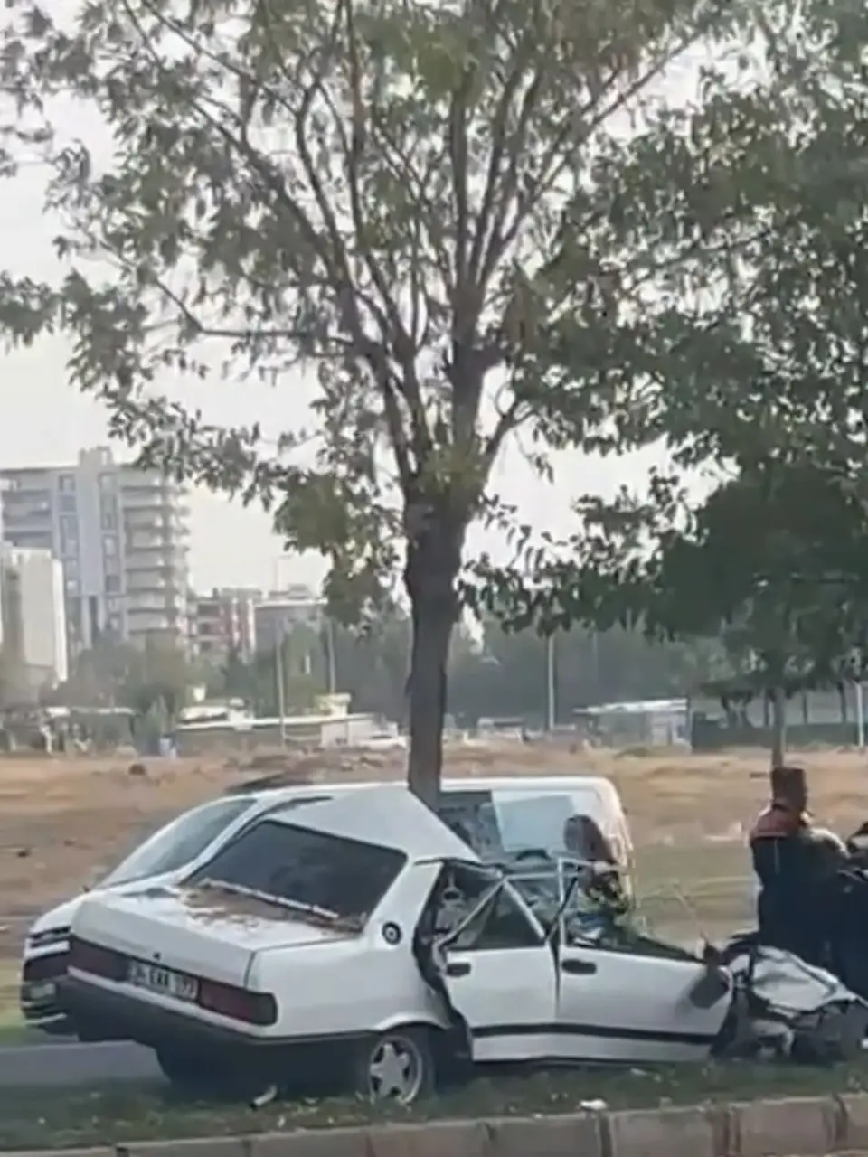 Siverek çıkışında ağaca çarpan otomobil parçalandı: 3 kişi yaralı