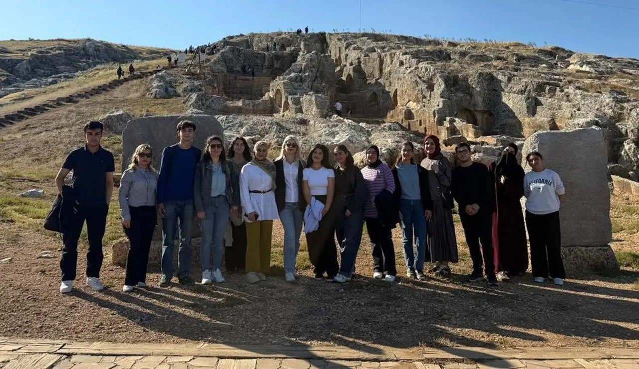 Perre Antik Kenti’ni gezen öğrenciler ve AKEM eğitmenleri