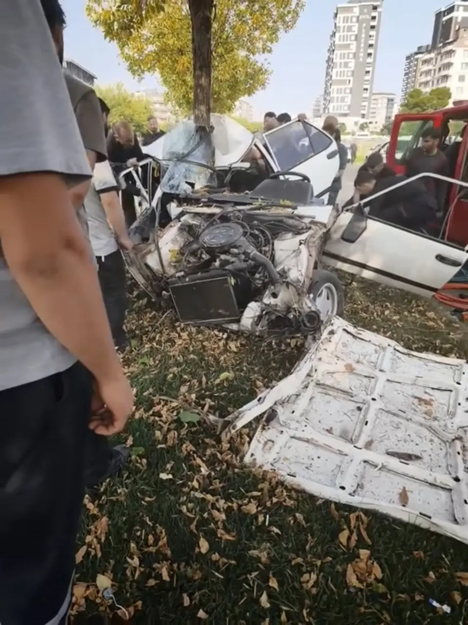 Siverek-Şanlıurfa yolunda ağaca çarparak ikiye ayrılan otomobil ve olay yerindeki ekipler