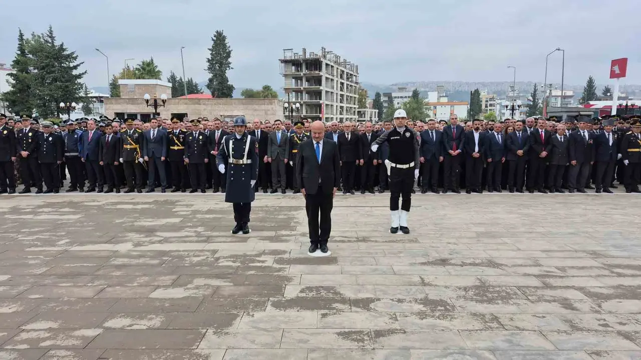 Adıyaman Valiliği önündeki Atatürk Anıtı’nda düzenlenen çelenk sunma töreni