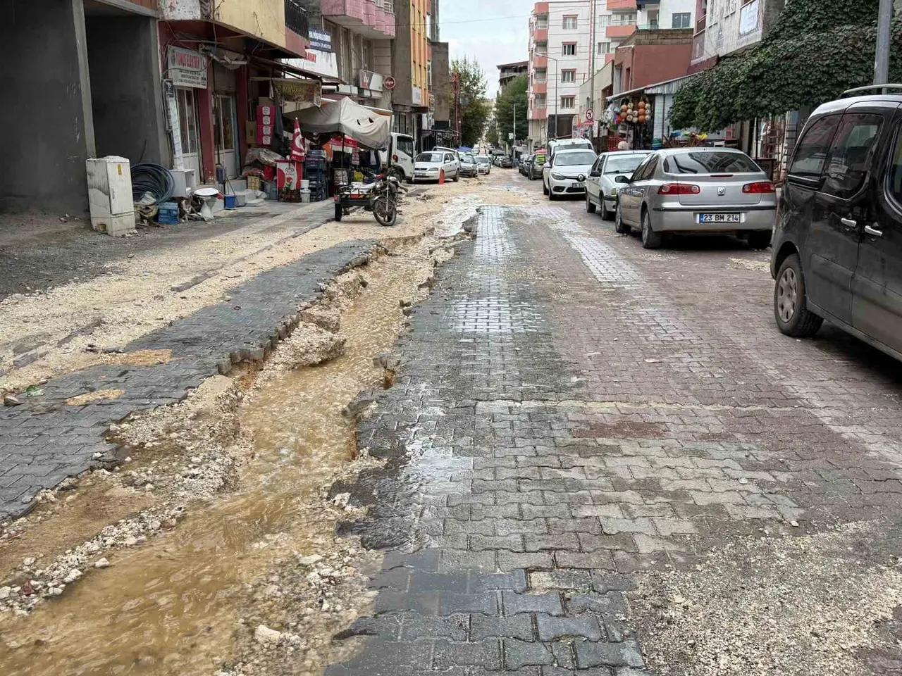 Mazıdağı’nda yağış sonrası çöken yolları ve oluşan büyük çukurları gösteren görüntü