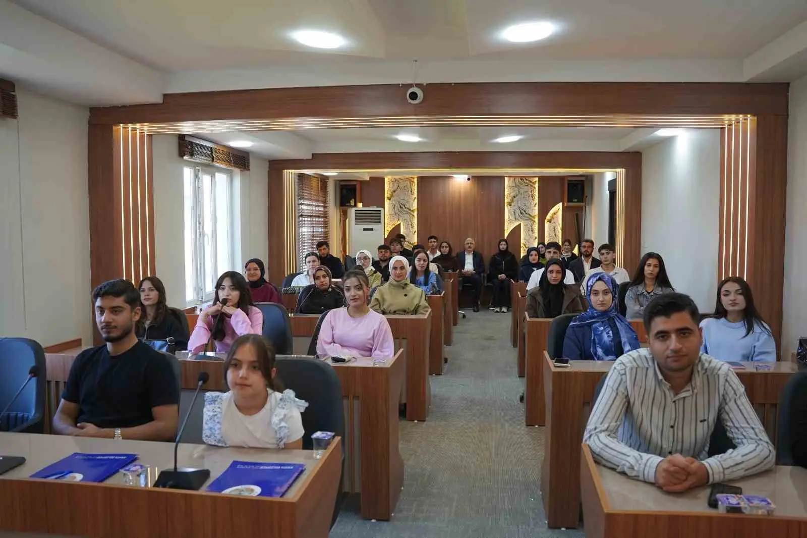 Kâhta Belediyesi Meclis Salonu’ndaki gençlik buluşmasından görüntü