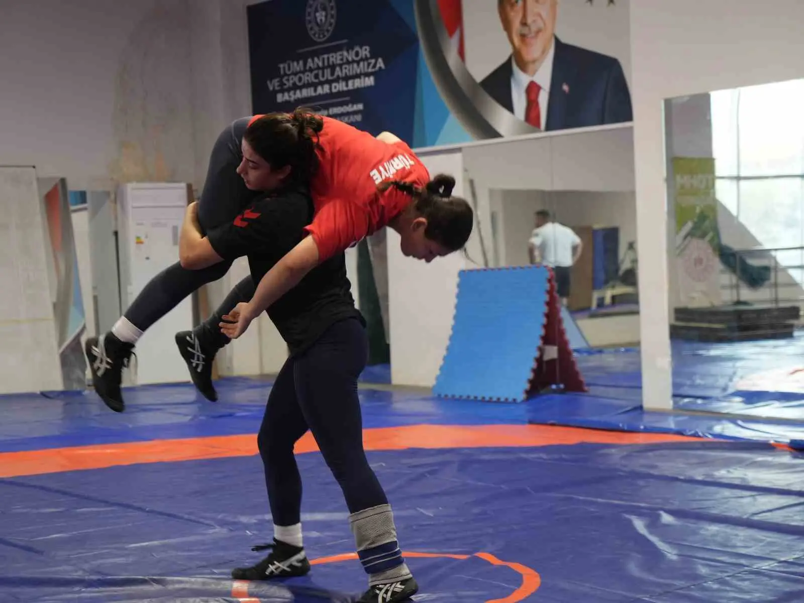 Sema Yüksel’in güreş müsabakasındaki ve madalya törenindeki görüntüleri