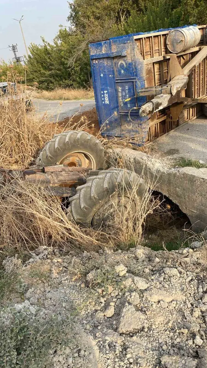 Nizip’te toprak taşıyan traktör dereye devrildi: Sürücü hastaneye kaldırıldı