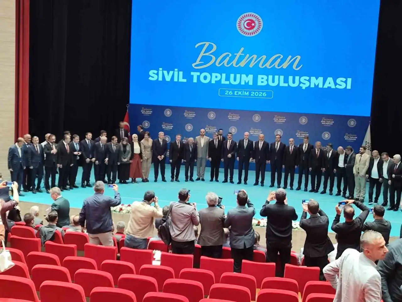 Batman’da düzenlenen toplantıda konuşan Numan Kurtulmuş’un sivil toplum kuruluşlarının temsilcileriyle buluşması