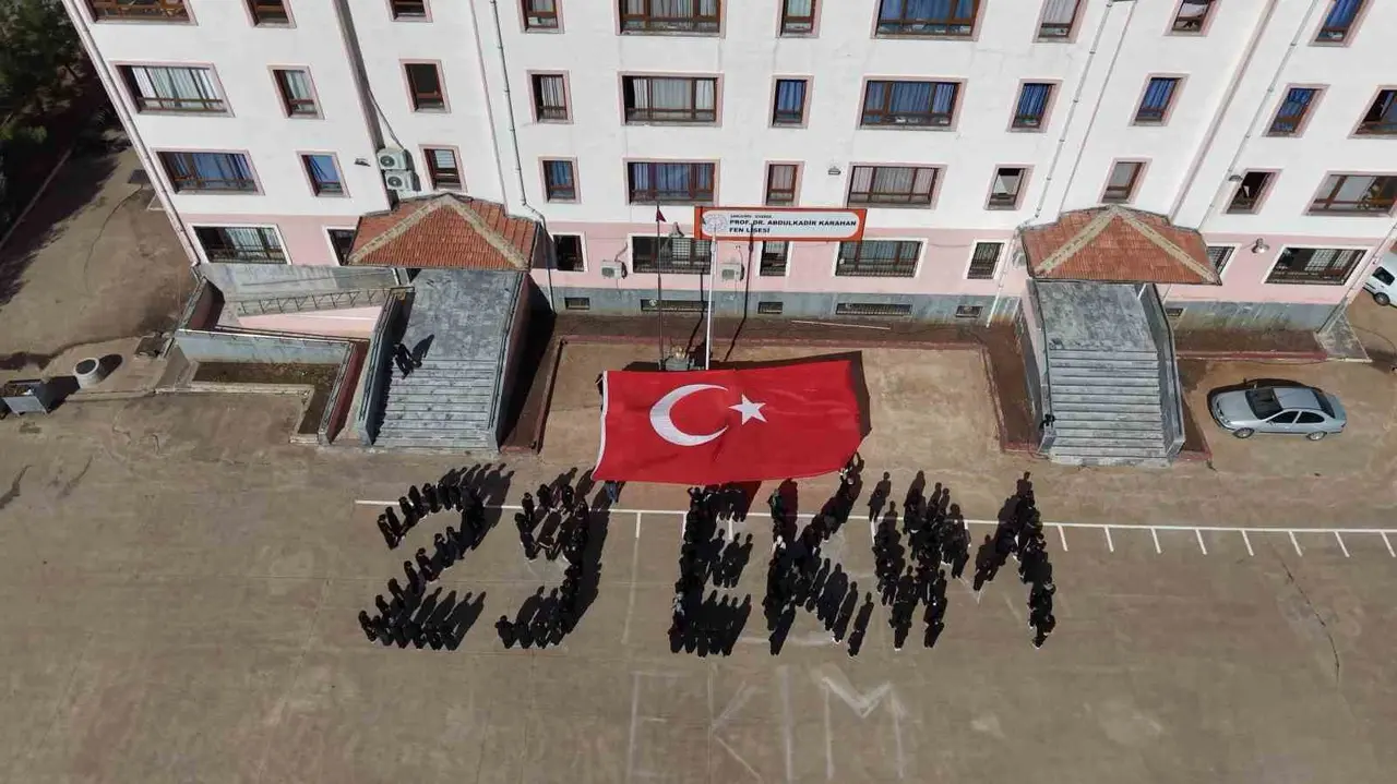 Siverek Abdülkadir Karahan Fen Lisesi öğrencilerinin 29 Ekim koreografisi ve Türk bayrağı açtığı etkinlik