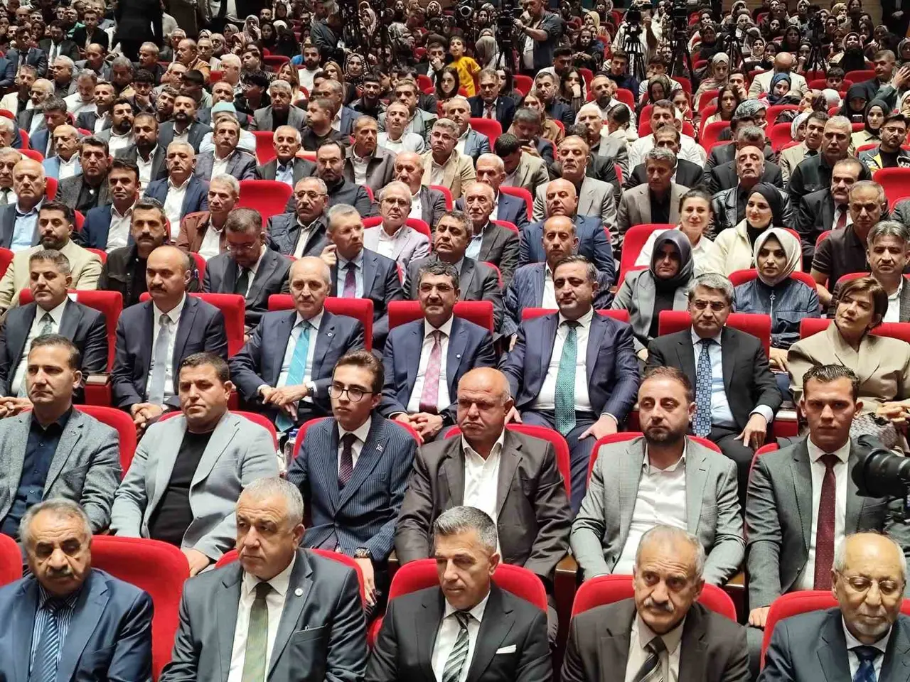 Batman’da düzenlenen toplantıda konuşan Numan Kurtulmuş’un sivil toplum kuruluşlarının temsilcileriyle buluşması