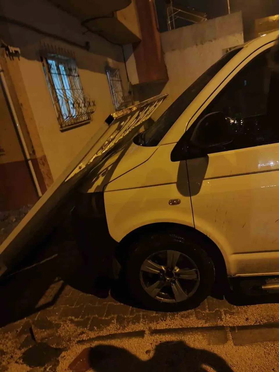 Nusaybin’de yola devrilen ağaçlar ve rüzgardan zarar gören çatıdaki güneş enerjisi sistemleri