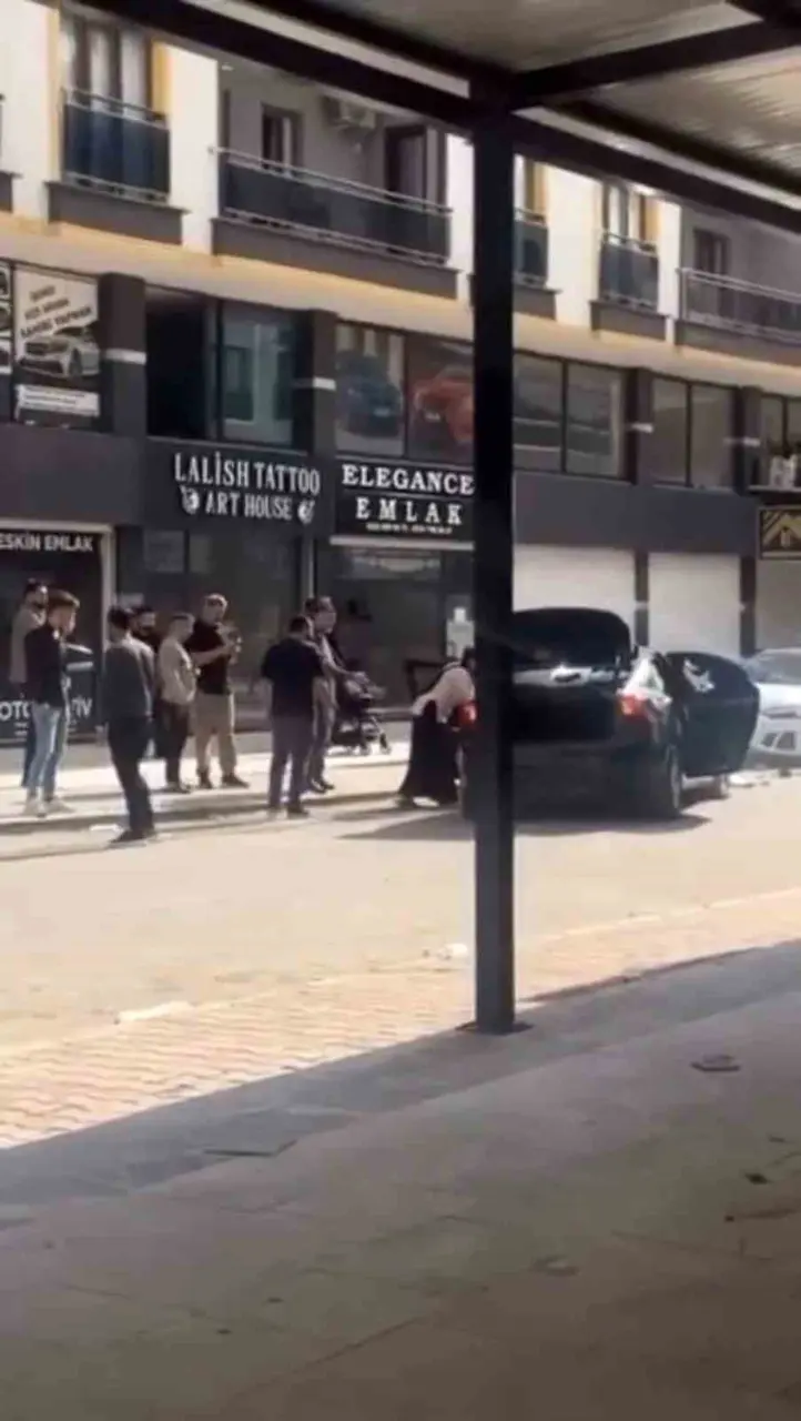 Kızıltepe’deki kavgada bir otomobil taş ve sopalarla zarar gördü