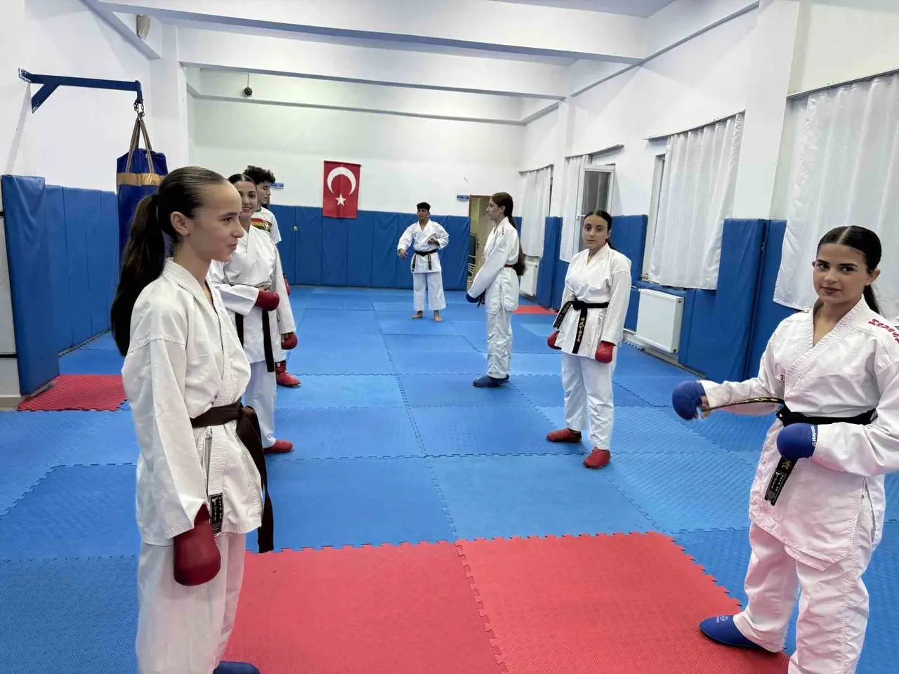 Çermik’te karate eğitimi alan genç sporcuların antrenman görüntüsü