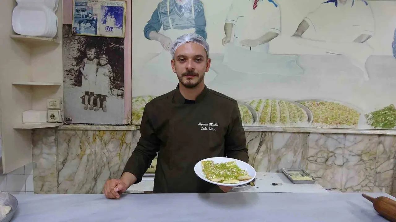 Kilis katmeri Cumhuriyet Bayramı için ay yıldız biçiminde hazırlandı