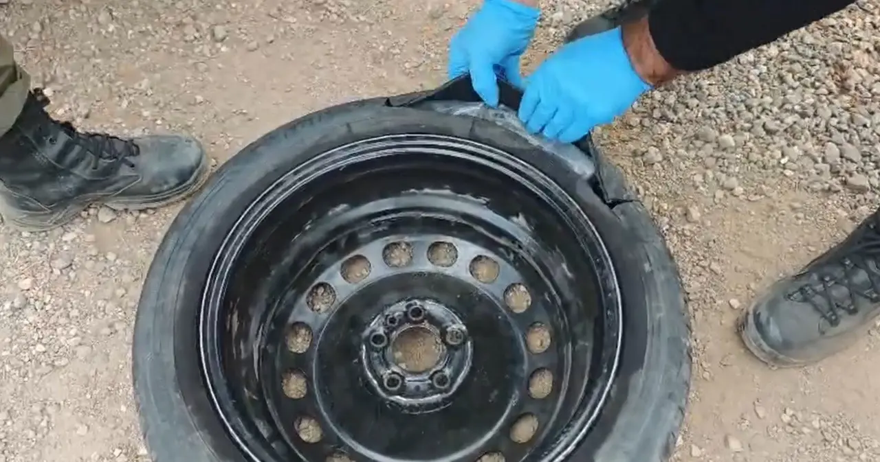 Ticari takside ele geçirilen 2 kilo 100 gram skunk ve operasyon ekipleri