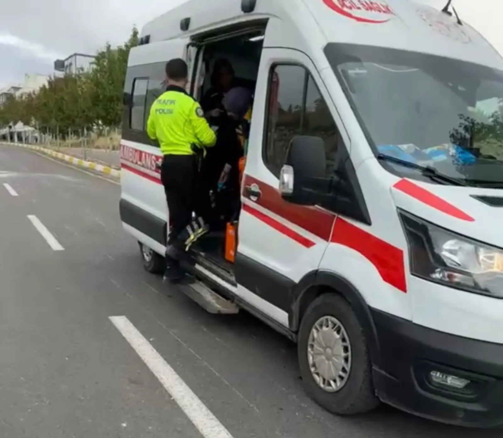 Adıyaman’da yola bırakılan parke taşı motosiklet sürücüsünü yaraladı