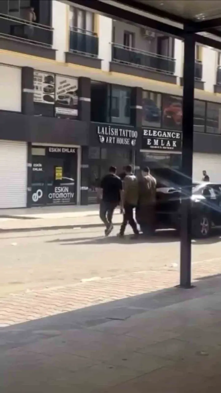 Kızıltepe’deki kavgada bir otomobil taş ve sopalarla zarar gördü