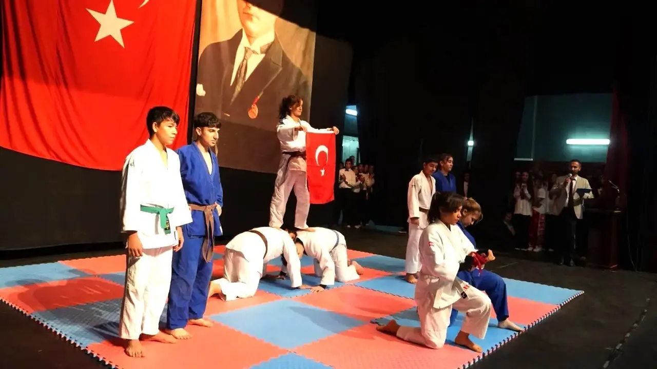 Kahta’da 29 Ekim Cumhuriyet Bayramı töreninde öğrencilerin sahne gösterileri ve protokol üyeleri