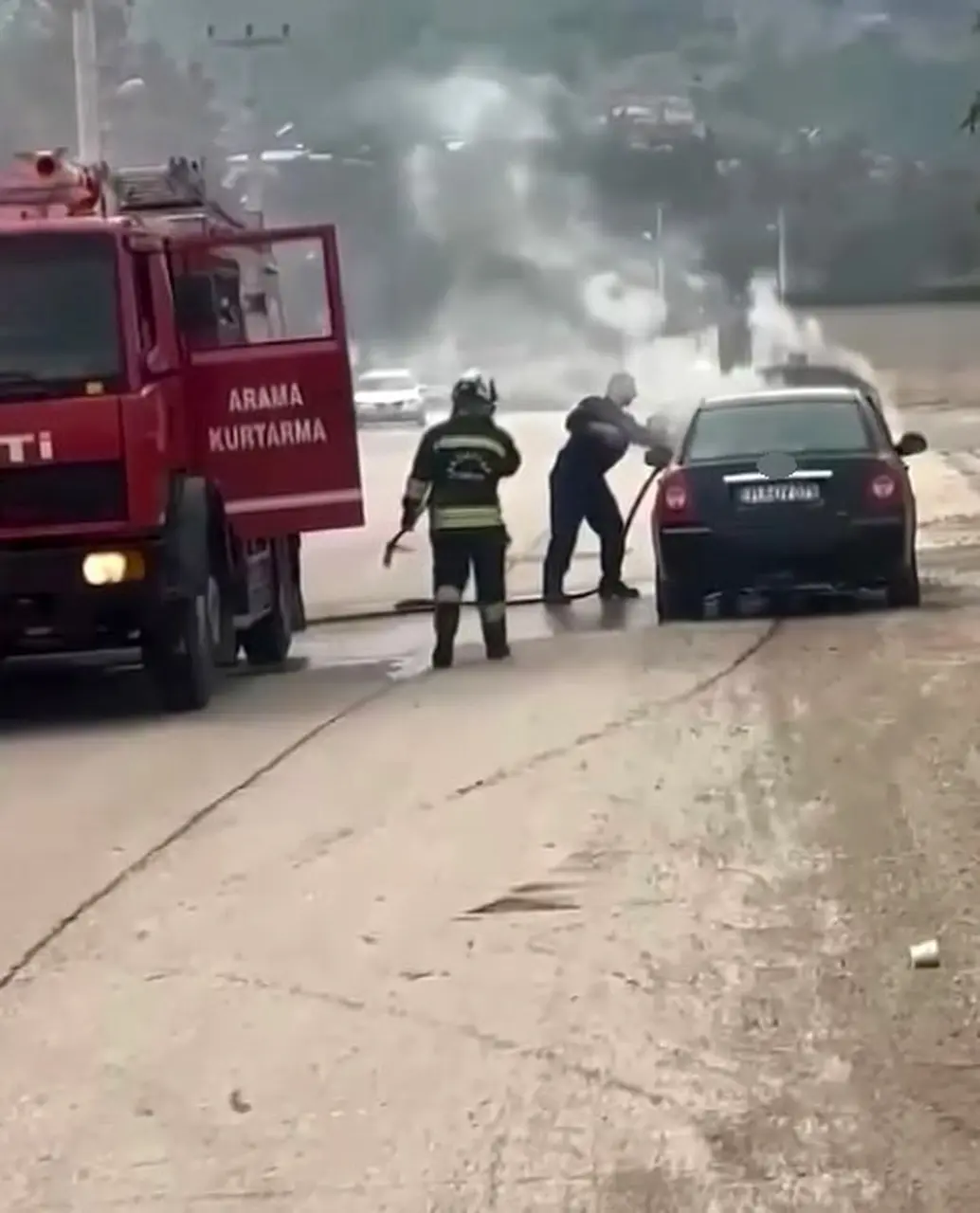 Nurdağı yolunda otomobilin motor bölümünde yangın çıktı