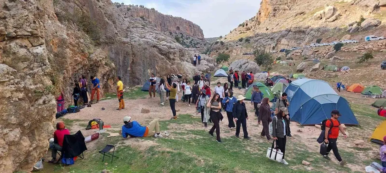 Köklüce Kanyonu’nda kaya tırmanışı yapan sporcular ve festival alanındaki çadırlar