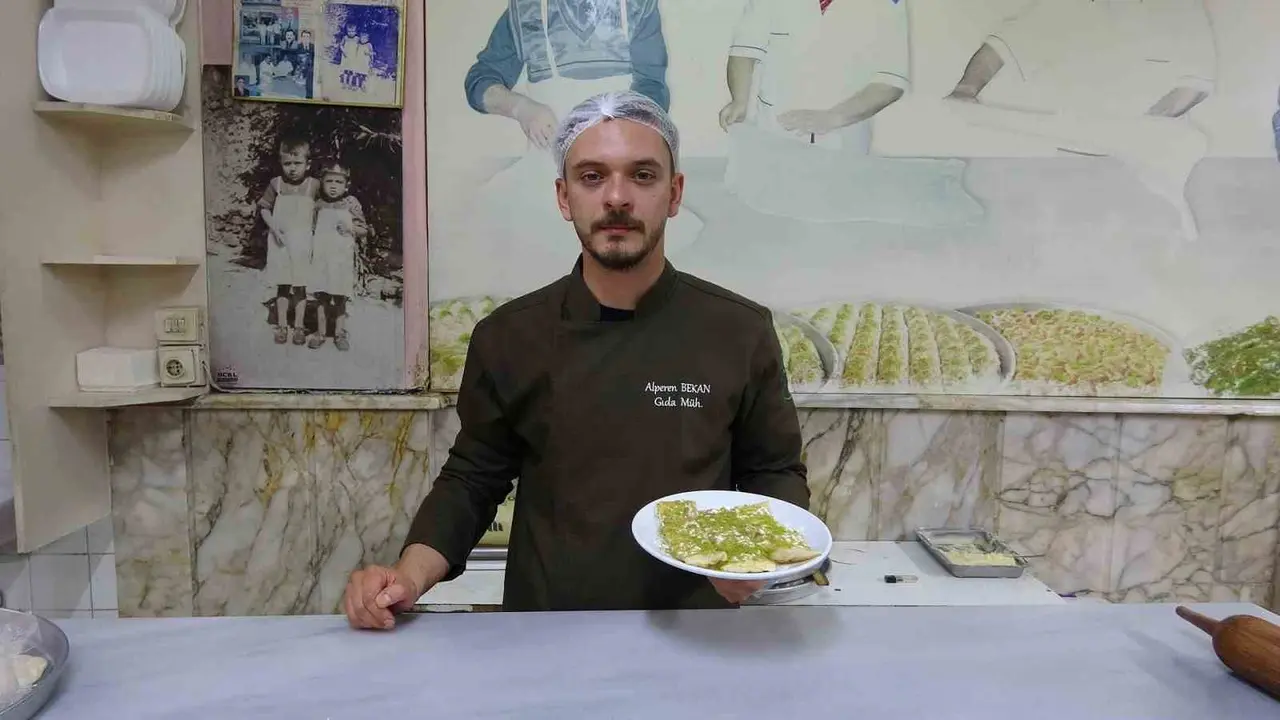 Kilis katmeri Cumhuriyet Bayramı için ay yıldız biçiminde hazırlandı