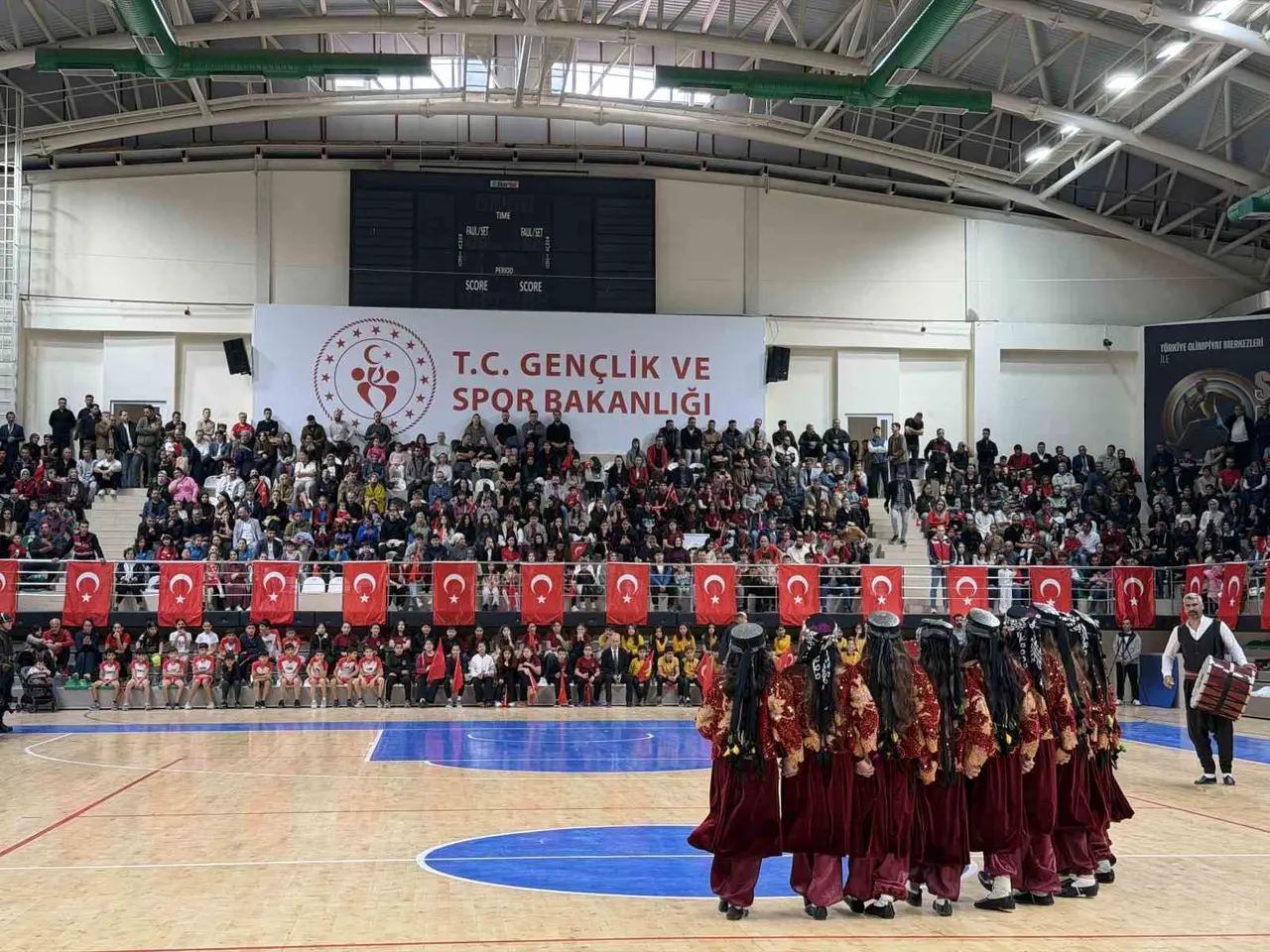 Mardin Artuklu Spor Salonu’ndaki 29 Ekim Cumhuriyet Bayramı töreninden vatandaşlar, protokol ve öğrenciler
