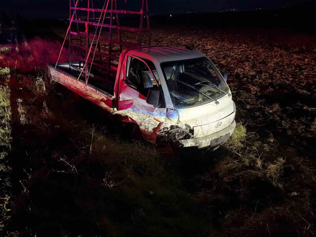 Kahta’da otomobil ile kamyonetin çarpıştığı kaza sonrası olay yeri ve araçlar