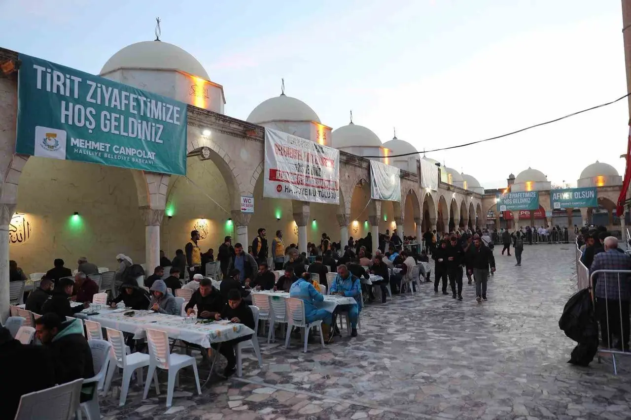 Şanlıurfa’da cami avlusunda düzenlenen geleneksel tirit ikramında aynı sofrada buluşan vatandaşlar