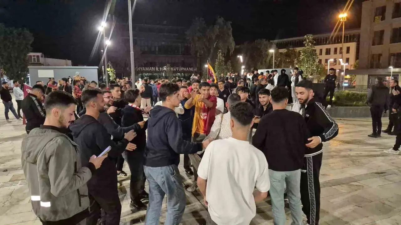 Adıyaman’da sarı-kırmızılı bayraklarla kutlama yapan Galatasaray taraftarları ve araç konvoyu