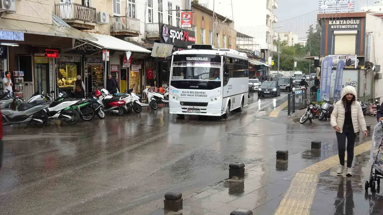 Kilis’te Yağış Ulaşımı Etkilerken Sürücüler Tedbir Aldı