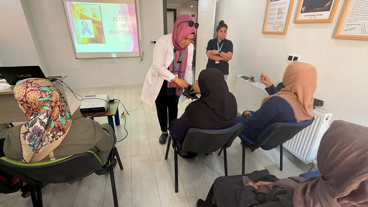 Gercüş’te meme kanseri farkındalık eğitimine katılan kadınlar ve QR kodlu anahtarlıklar
