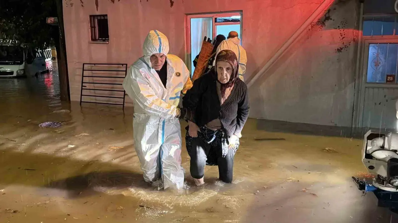 Kapıdan çıkamayan 2 yaşlı kadını itfaiye pencereden kurtardı