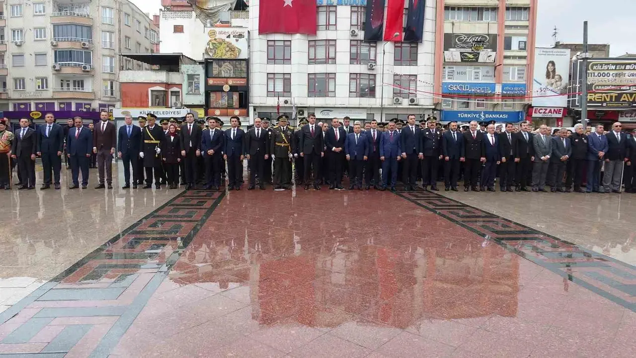 Kilis’te tören sırasında çocuklardan askerlere anlamlı eşlik