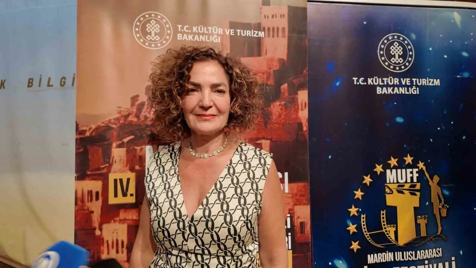 Mardin Artuklu Üniversitesi’ndeki festival açılış töreninde sanatçılar ve festival yöneticileri