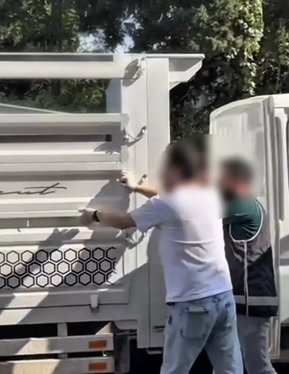 Nusaybin’de araçta ele geçirilen kaçak sigaralar