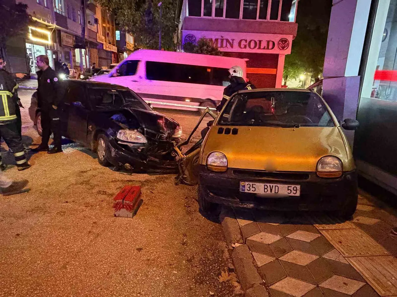 Kahta’da kavşakta çarpışan araçlar vitrine savruldu: 2 kişi yaralandı