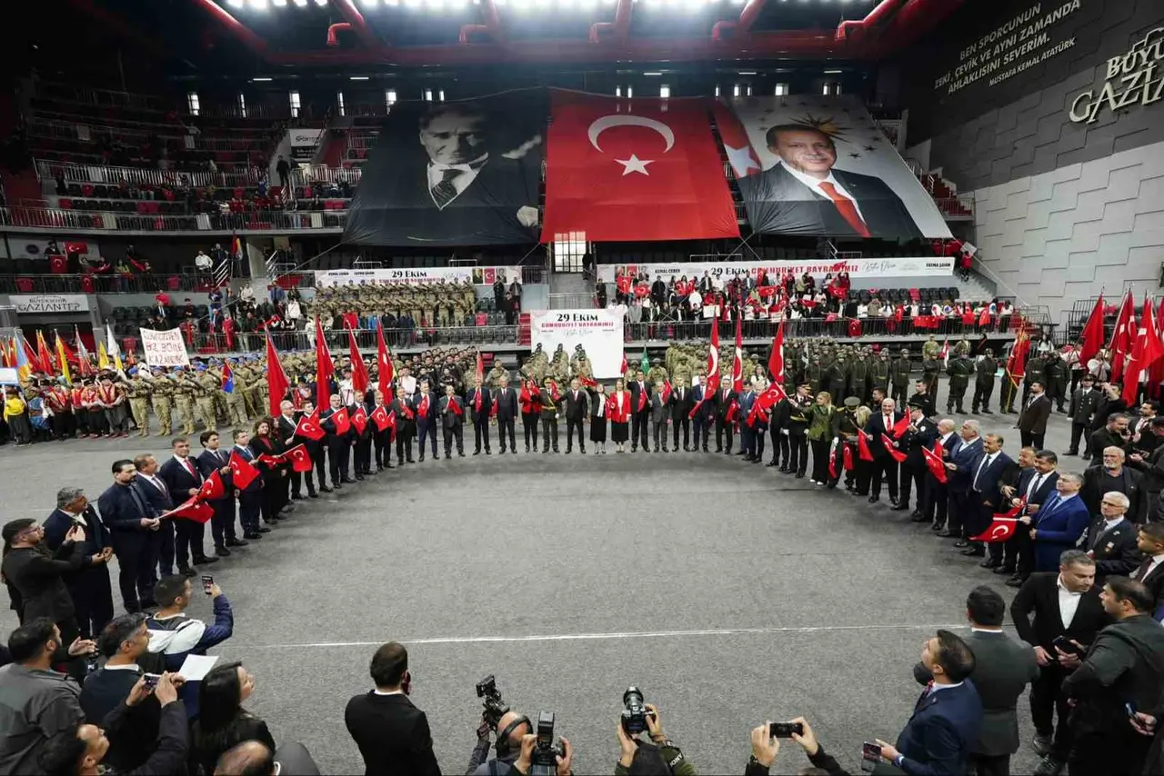 Kamil Ocak Kapalı Spor Salonu’ndaki 29 Ekim Cumhuriyet Bayramı kutlama programı