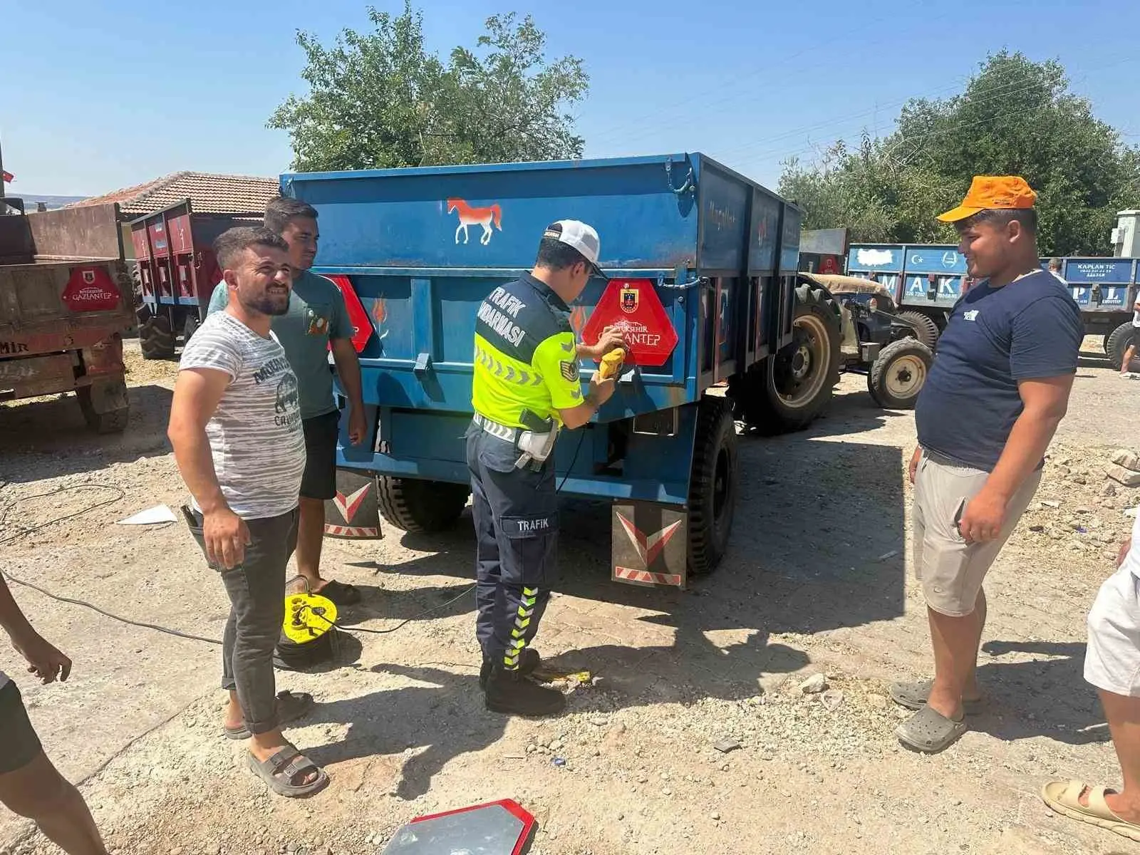 Gaziantep’te jandarma ekiplerinin traktör sürücülerine yönelik trafik güvenliği bilgilendirmesi ve reflektör dağıtımı