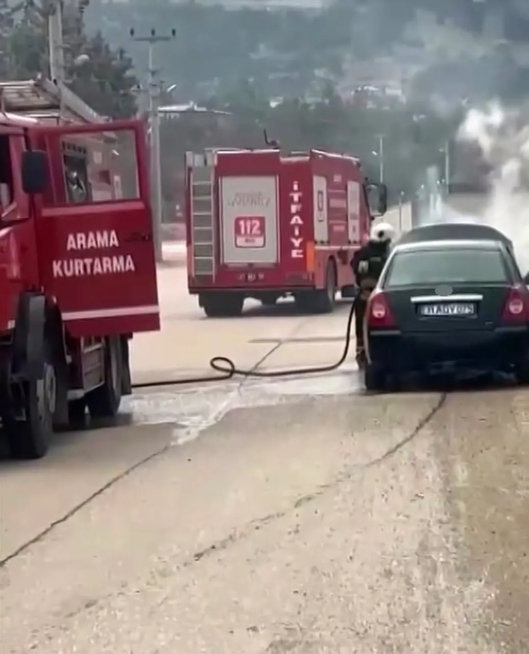 Nurdağı yolunda otomobilin motor bölümünde yangın çıktı