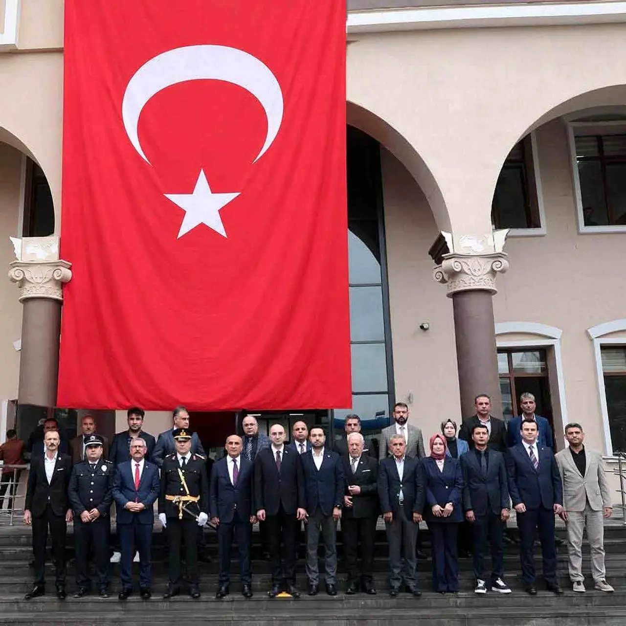 Araban Hükümet Konağı bahçesinde düzenlenen Cumhuriyet Bayramı çelenk sunma töreni