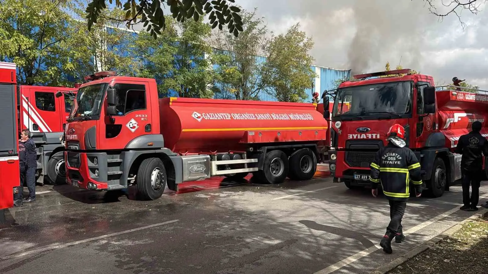 Gaziantep’teki pamuk fabrikasında itfaiye ekiplerinin yangına müdahalesini gösteren olay yeri görüntüsü